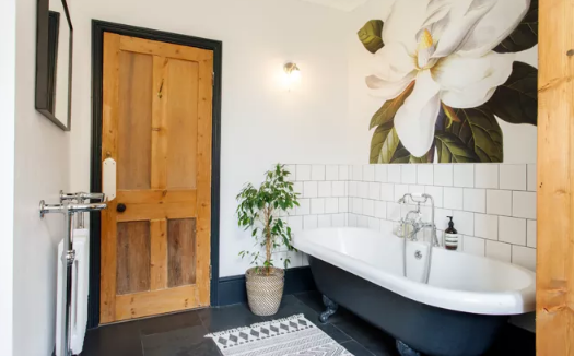鲁班装饰认为：一个简单的浴室可以从温暖的木头和一幅花壁画中的搭配